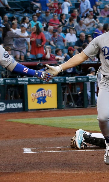 Hernandez hits leadoff homer, Dodgers beat Diamondbacks 3-2